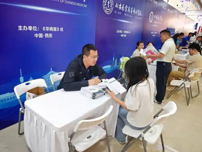 “门缝里看人！”湖南长沙，一男子第1学历是专科。他通过“专升本”刻苦考研，最终考上名校双一流硕士。他辞职应聘一家头部互联网大厂，经过1轮电话初筛 + 5轮正式线上面试，拿到了入职审批流程。可万万没想到，却因为他第一学历是专科，直接被嫌弃了，驳回了他的offer录用。男子气坏了，他工作辞了，也放弃了其