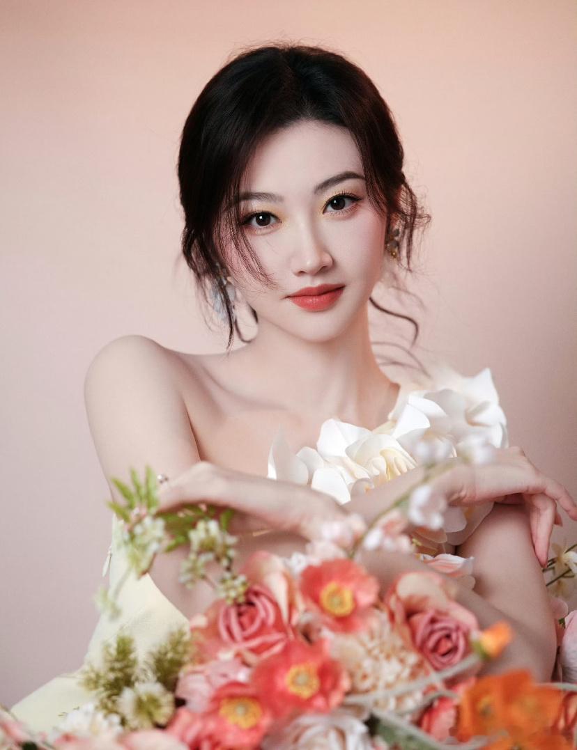 景甜，戊辰，己未，丁丑。目前走2023到2033年乙卯大运。是心地善良的人，但不完全是简单纯粹的人，食伤多代表欲望重，偏印代表心藏事，但不至于用手段。很多人说她傻，实际一点也不傻，还很聪明，清楚也知道自己要什么和不要什么。虽官杀不显没有太多的责任心和夫缘，不轻易步入家庭承担责任，但有食伤 ​