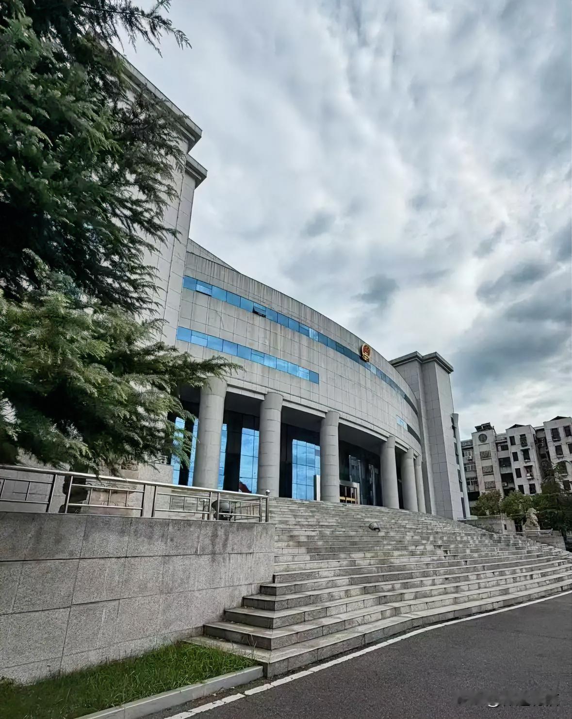 “醉驾被查了，当时没抓我，让我先走了，后来通知我去，我主动去了，这算不算自首？”
        ——不少人以为“主动去了”就是自首。
        答案是：不算。
      “两高两部”《关于办理醉酒危险驾驶刑事案件的意见》第十七条明确了两条规则：
        第一：现场查获后经允许离开，