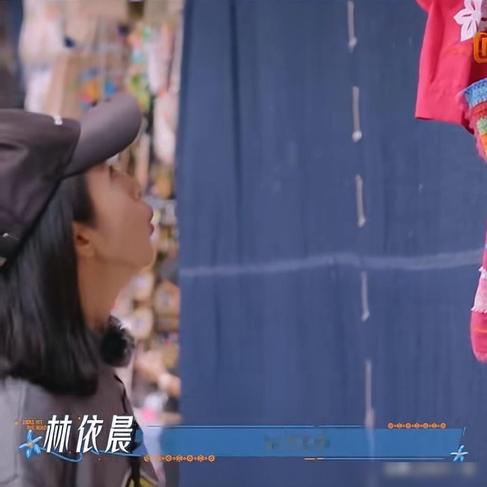 林依晨买东西从不讲价，这事你敢信吗？
那个追着江直树跑，笨手笨脚的袁湘琴，现实里竟然活成了高智商的江直树本人。
她买东西不看价格，看的是品质和时间成本，不把生命浪费在无意义的拉扯上。演艺事业最红火的时候，直接暂停工作，跑去英国读了个硕士回来。
出道是为了给弟弟换电脑，拍戏成了拼命三娘，两度拿下