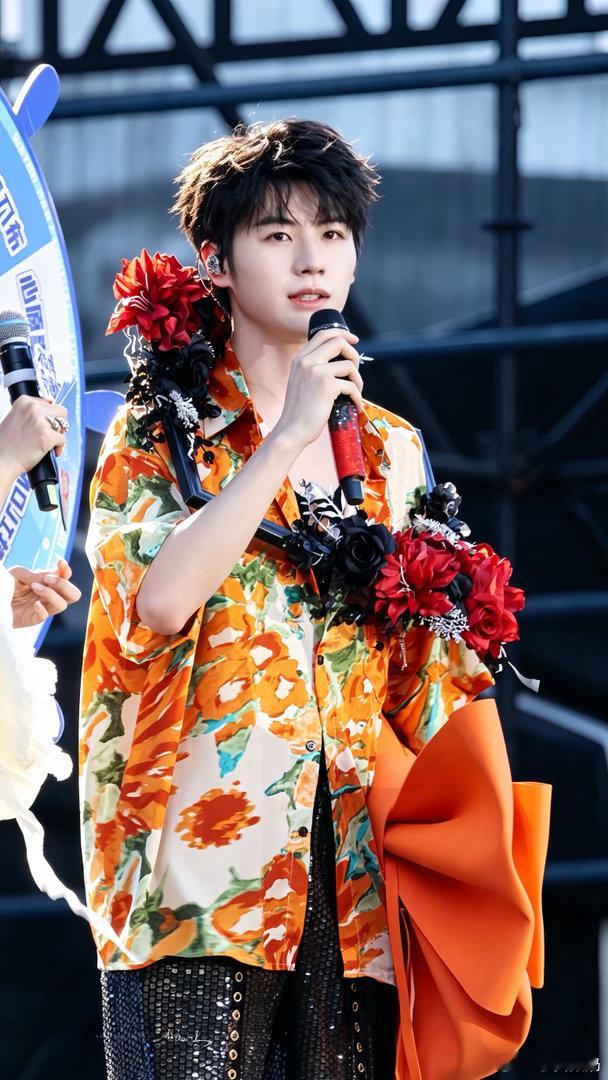 #黄誉博[超话]#  在黯淡的世界里你是唯一的光 𝓨𝓸𝓾 𝓪𝓻𝓮 𝓽𝓱𝓮 𝓸𝓷𝓵𝔂 𝓵𝓲𝓰𝓱𝓽 𝓲𝓷 𝓽𝓱𝓮 𝓭𝓪𝓻𝓴 𝔀𝓸𝓻𝓵𝓭.​
