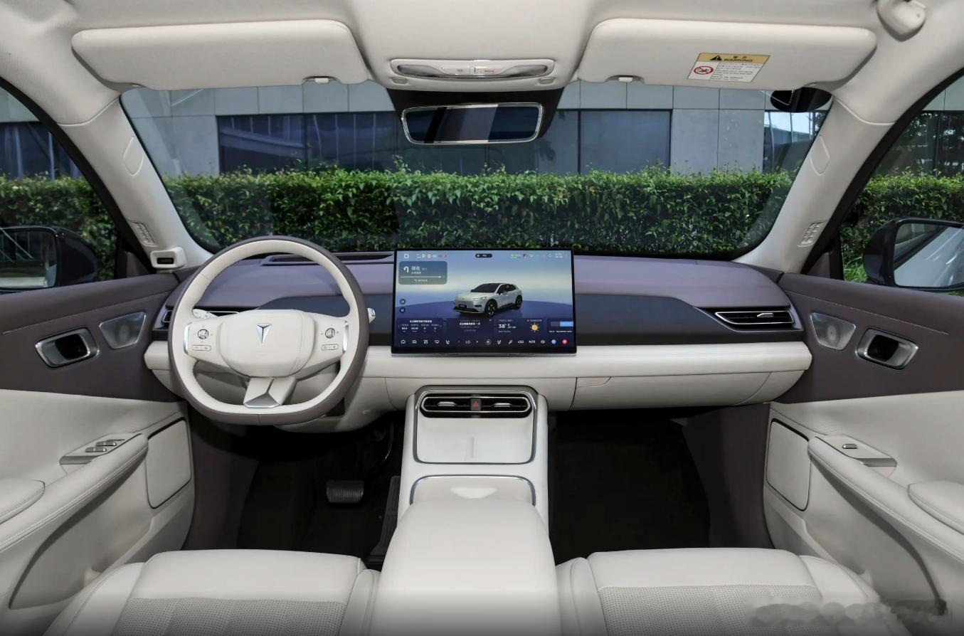 深蓝 S05 做对了什么，销量持续稳定

深蓝 S05 精准卡位 10-15 万新能源 SUV 市场。
一是把后置后驱、FSD 可变悬架、激光雷达智驾下放，实现科技平权。
二是 2880mm 大轴距，搭配 3C 超充与长续航，兼顾家用与补能效率。
三是无框车门设计颜值突出，纯电版本选择丰富。
依托长安体系，三电质保、售后网 ​