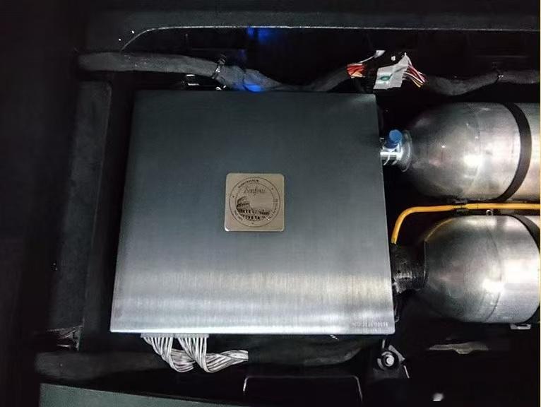 极氪009音响升级

极氪009的原车雅马哈音响，30扬声器、7.1.9声道、2400W额定功率，硬件底子其实相当不错。但在不少对音质有要求的车主听来，总觉得差一口气——高音不够通透，低音有点散，人声的密度和声场定位也差点意思。尤其MPV车厢空间大，后排声场常有滞后感，声音总觉得“飘”在空中落不下来。
 ​