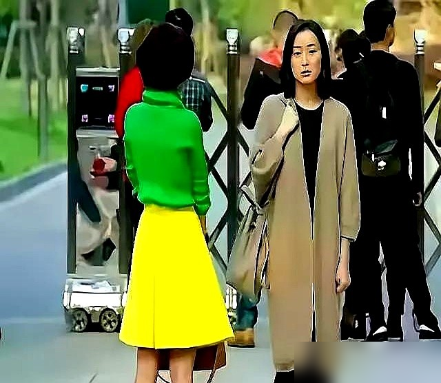 当年被骂了9年的丑穿搭，居然是故意设计的！
2017年《我的前半生》开播，罗子君早期红配绿浮夸穿搭，被全网骂辣眼睛、审美翻车。
今年雷佳音采访爆料，这些衣服都是马伊琍亲自挑的。马伊琍回应，这是导演要求，用花红柳绿外化全职太太的不安，刚好和唐晶的极简造型形成反差。
现在相关话题阅读量超3亿，全网