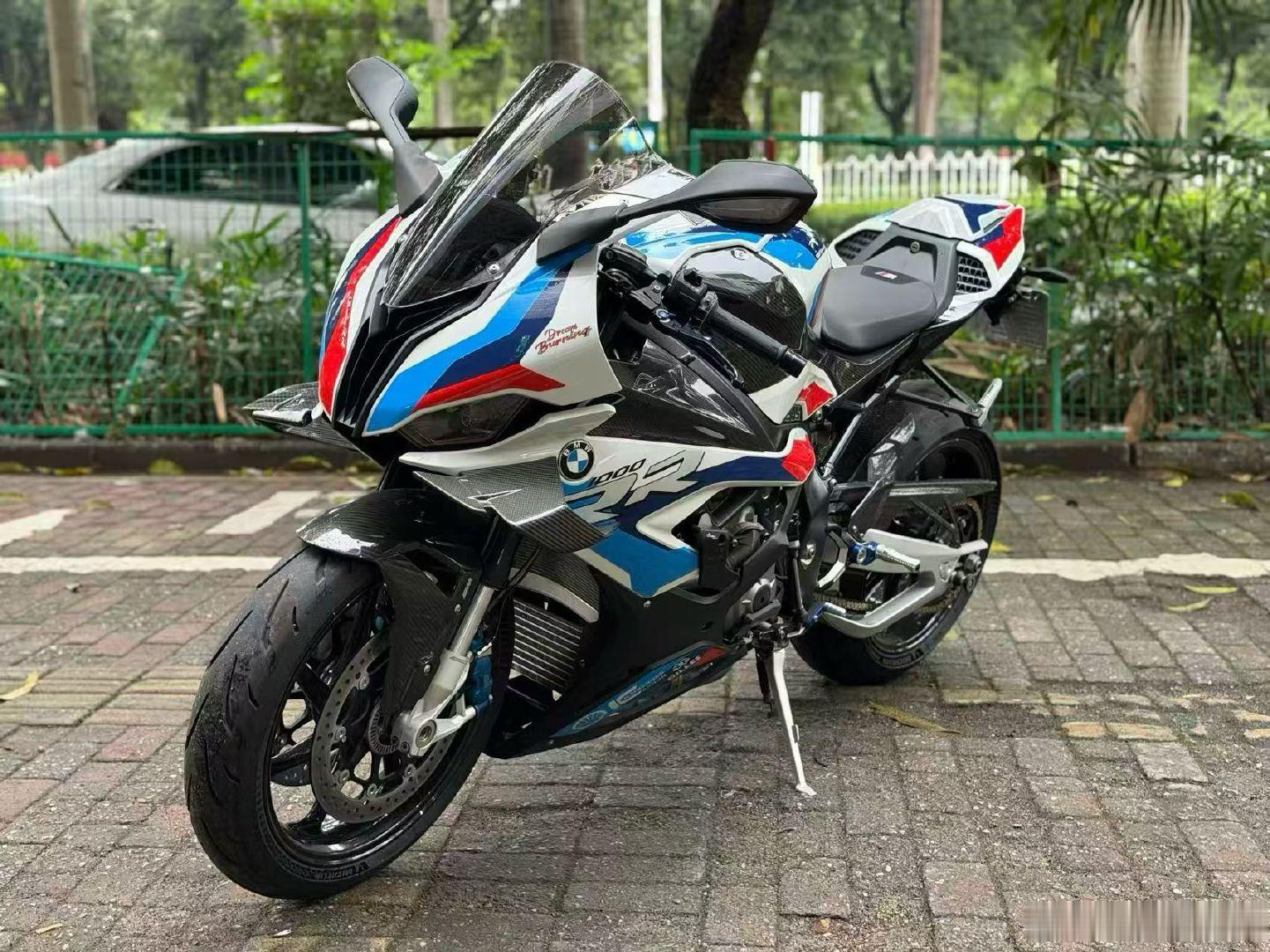 广西最新拿下宝马 M1000RR
24年2月入户 目前行驶约5000公里
正品天蝎钛合金头中段 全车车衣
落地50+ 现仅售二十多万🉐 过几天到店[勾引][勾引] ​
