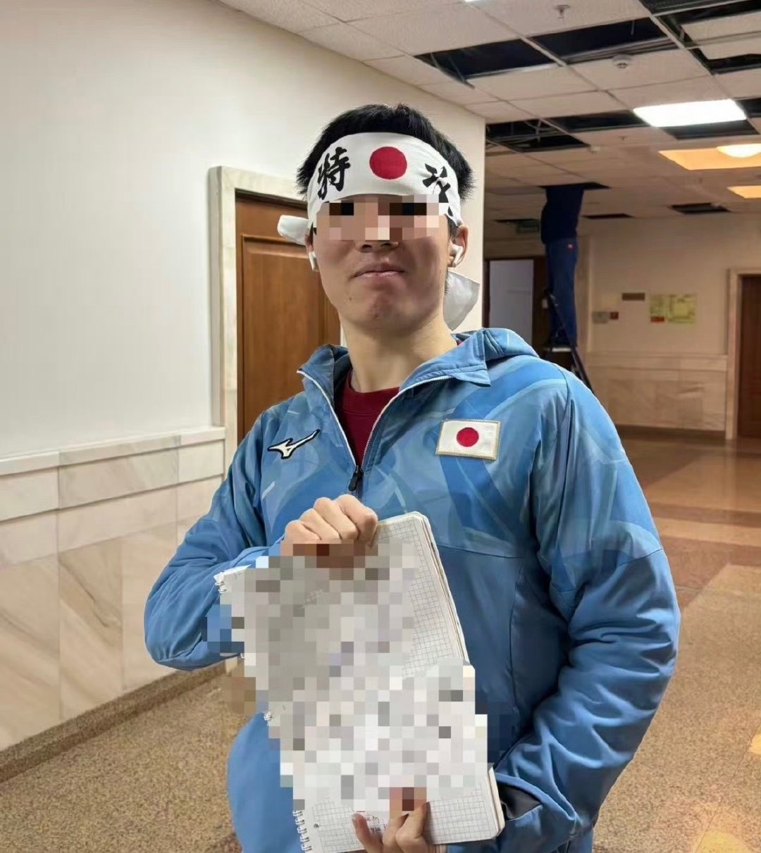 #校方通报中国留学生课上披旭日旗#
最让人无法理解和心寒的是这名学生本身就是南京人，南京这座城市承载着多么沉重的历史伤痛本该刻在骨子里，身为历史系留学生却在课堂身披旭日旗，完全无视民族血泪，狠狠刺痛了所有人…… ​