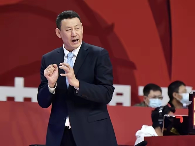 李楠凯旋，新赛季值得期待。
    李楠教练第一次带队出征，就取得了夏季联赛青岛站的冠军，可喜可贺，新赛季值得期待。
     李楠教练带队的北京国内球员的残阵，主力球员周琦，曾凡博和陈盈俊都没有参赛，决赛中，赵睿和范子铭也没有出场，由翟小川和雷蒙带领一众年轻球员，最终83:78获得冠军。这是李楠执