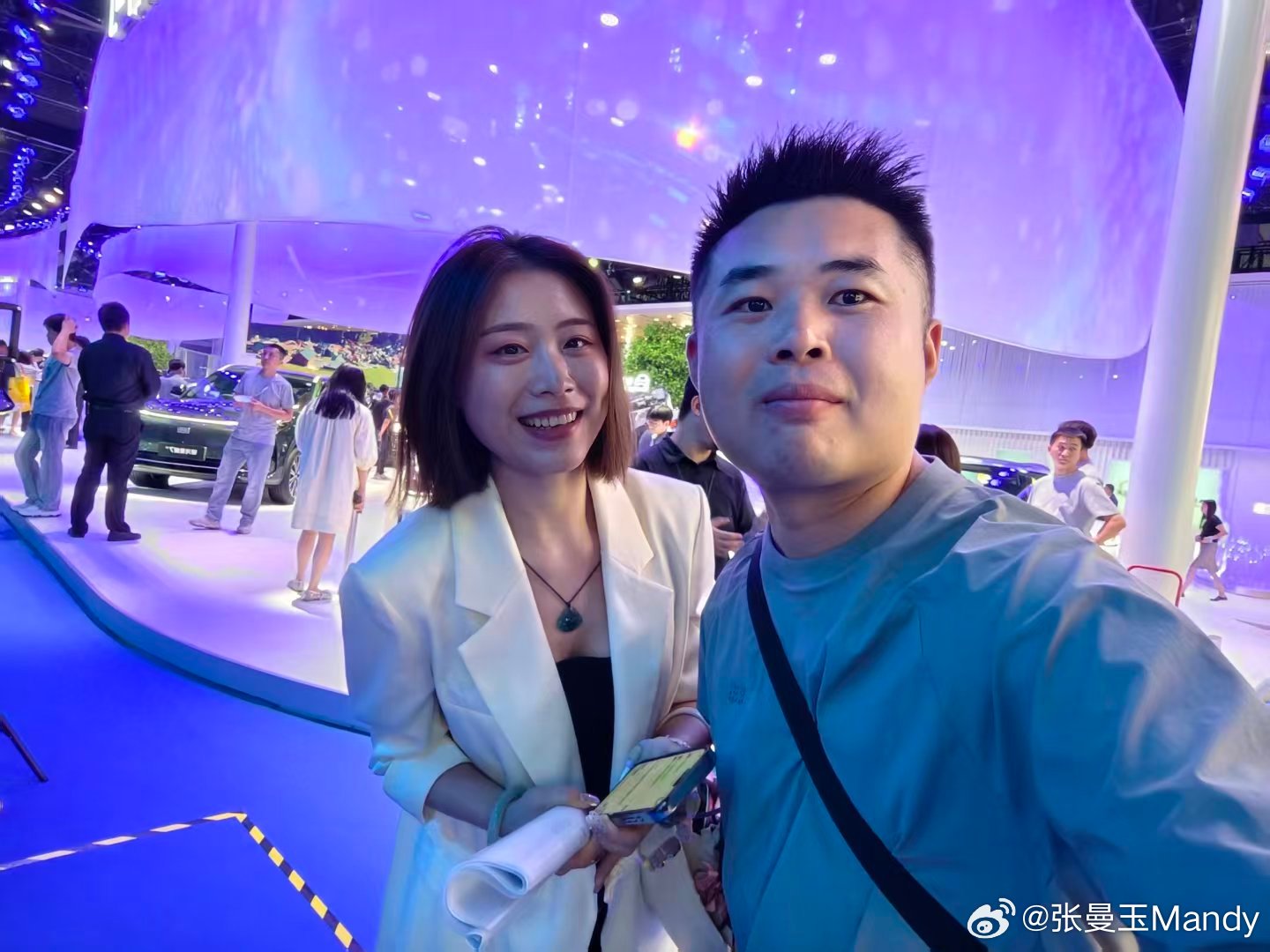 成都车展又告一段落了，碰见了很多朋友，也囤了一些照片，新鲜热乎的新老朋友的同框

让我想起来，每年来成都逛展有的偶遇，今年没遇上只有旧照了，看样子是我没有时间逛展，但会惦记着的有你的笑话。[doge] ​