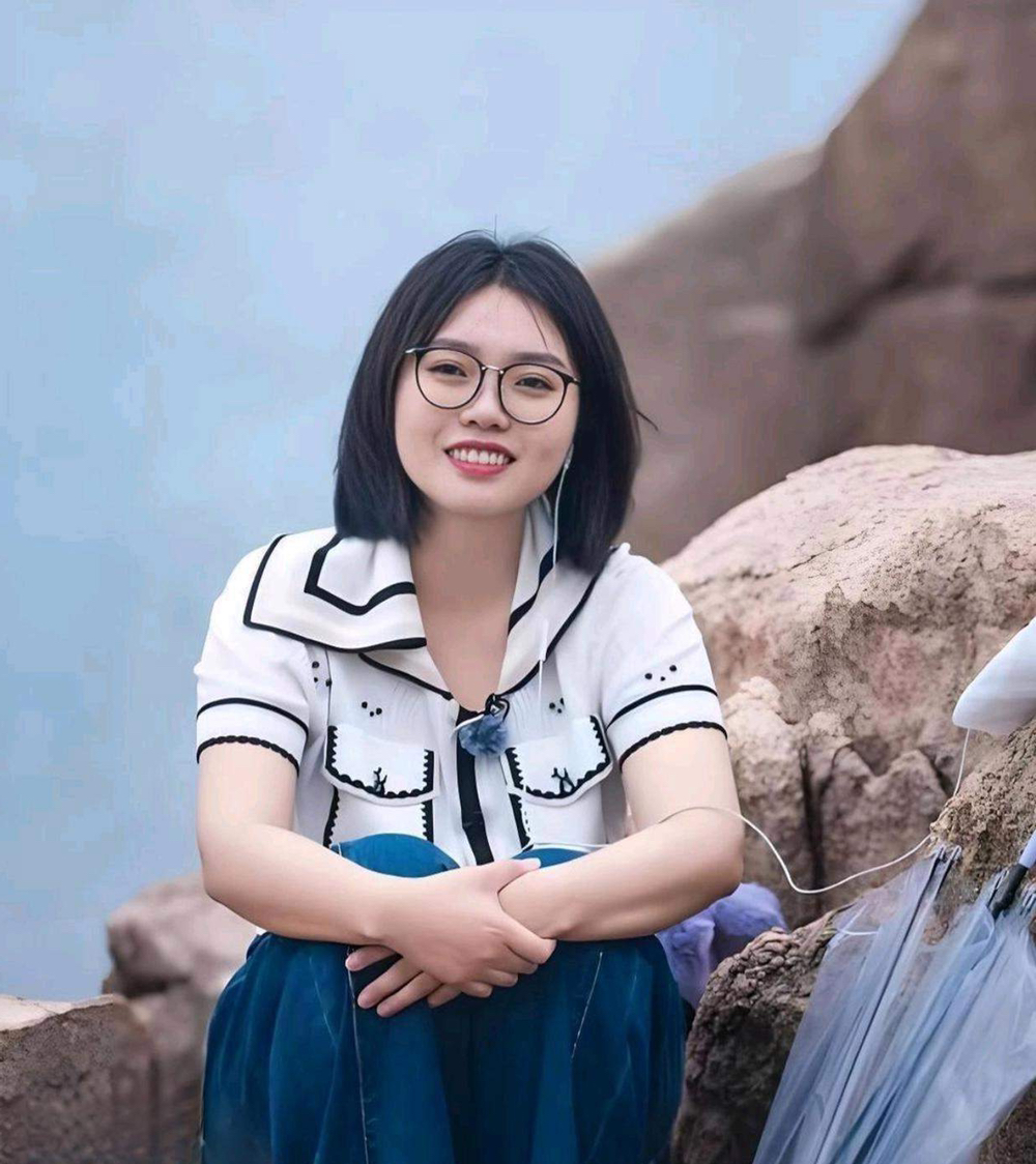 撒贝宁节目里问李雪琴北大什么专业，她直言：不太好意思说。
撒贝宁还纳闷，北大居然还有拿不出手的专业？一听是新闻，瞬间秒懂。

很多人只看见她脱口秀搞笑的一面，却不知道人家底子有多硬。
小时候天性好动坐不住，但学习天赋碾压同龄人，常年稳拿年级第一，圈内外号“李第一”。
写论文更是拿手，交上去导师基本只