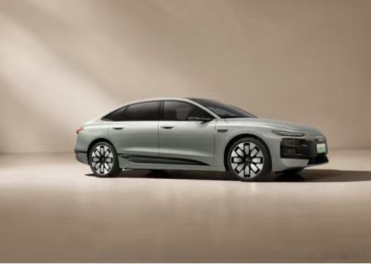 一汽奥迪A6L e-tron六屏联动座舱，科技感拉满！坐进车内，就能感...