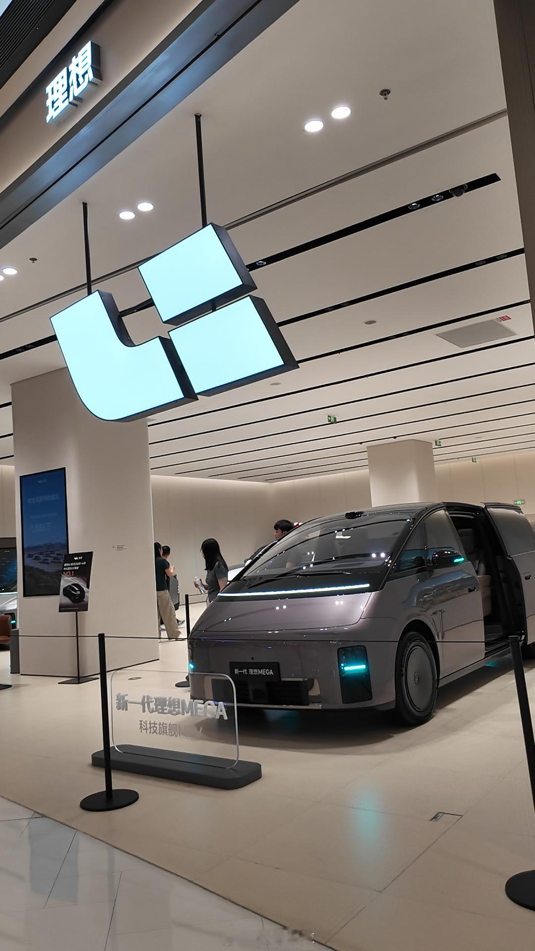 听说新一代理想 MEGA Home 订单表现很不错，我们中午找到一家理想门店的销售问了问，视频版稍后发出。

有报道说新一代理想 MEGA Home 爆单了，是真的吗？你们门店收到多少订单了？
-不能透露具体数据，但的确远远超过了我们预期。

来看 MEGA 的都是什么样的用户群体，自己开的多还是有司机的多？
-都 ​