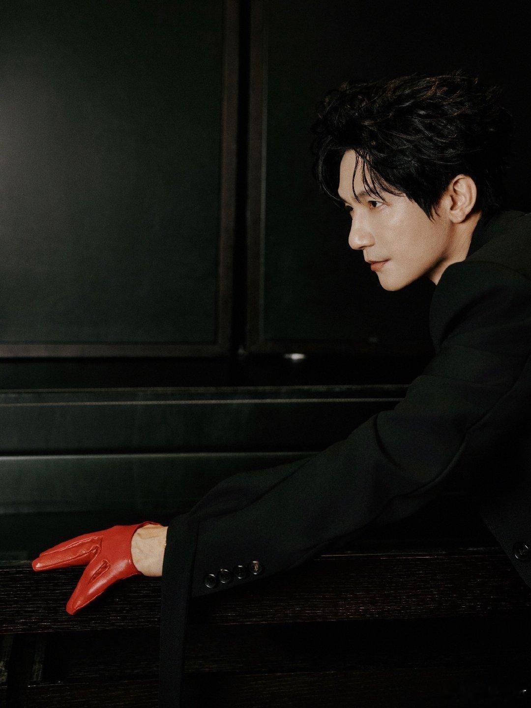 #陈楚生#｜#芭莎之夜出图# 
啊啊啊啊啊芭莎之夜出神图！！这也太帅了[哇]
陈楚生你长这么好看不要命啦🥵
单手红手套…红领带红皮鞋…纯纯魅魔来的…
所有人拿起智能手机去🍠吃国宴！！！ ​