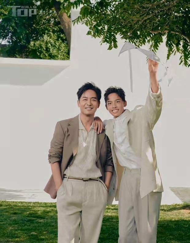 郭晓东和儿子郭子诚父亲节拍的一组写真大片画面很暖，父子俩同框互动，完全没有传统父子的距离感。‌‌从图片看，15岁的郭子诚身高已长成大男孩模样，摘掉牙套后，牙齿整齐，蓬松发型搭配 健康小麦皮肤色，有种&