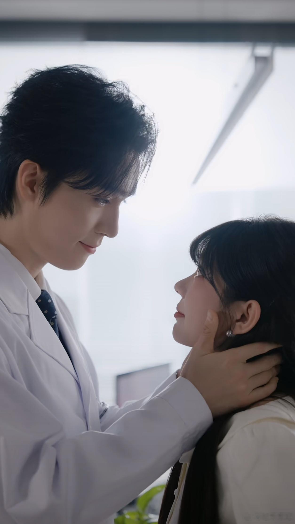 记录2026年看过的短剧之326《越界贪欢》
1️⃣演员：梁思伟（顾琰川）➕朱芝琳（知翎）
2️⃣推荐指数⭐⭐⭐
3️⃣推荐理由：替嫁小甜本，女主和姐姐是同母异父，男主和弟弟是同母异父，姐姐和弟弟有婚约，姐姐跑了，女主替上，女主又和男主🛏️了，女主以为怀上未婚夫哥哥的孩子，平平淡淡，剧情一 ​