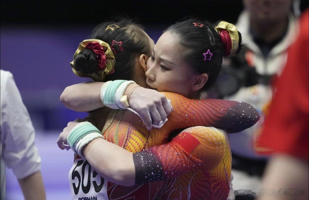 #中国体操女团夺金#
平衡木上稳如磐石，自由操里绽放光彩。
一群年轻姑娘，扛住赛场压力，拿下这枚沉甸甸的金牌。所有汗水，终有回响。 ​