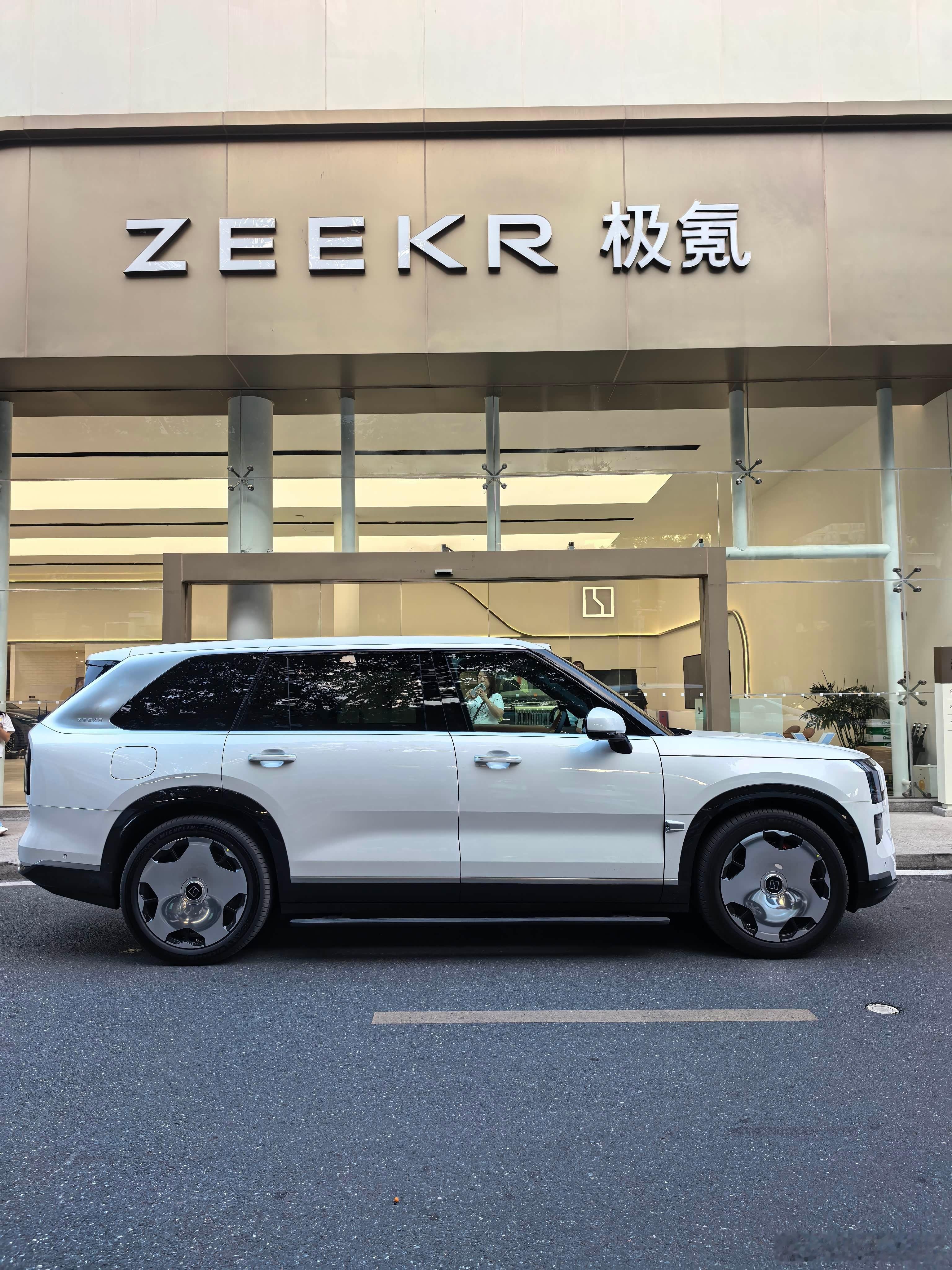 零跑破10万小米超4万极氪9X站稳50万：金九车市多元共赢

9月新能源车市多元发力，零跑、小米、极氪等车企各展优势，用户成为最大受益者。

零跑连续3个月破10万辆，全域自研实现技术平权，增程纯电双线覆盖家庭需求，以“好车不贵”赢得市场认可。蔚小理精准匹配用户：蔚来ES8、ES9守高端，乐道与萤火 ​