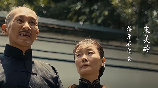 54岁柯蓝演宋美龄，全网都在笑她扮相老，可她把“无儿无女是我的福报”挂在嘴边时，没人笑得出来。
11岁确诊强直性脊柱炎，这病疼起来能让人直不起腰。她偏不婚不育，硬扛了几十年。别人催她，她回一句：这是我的福报。
再看戏里，从《人间正道》的瞿霞到现在的宋美龄，那股子“大家风范”不是演出来的，是骨头缝