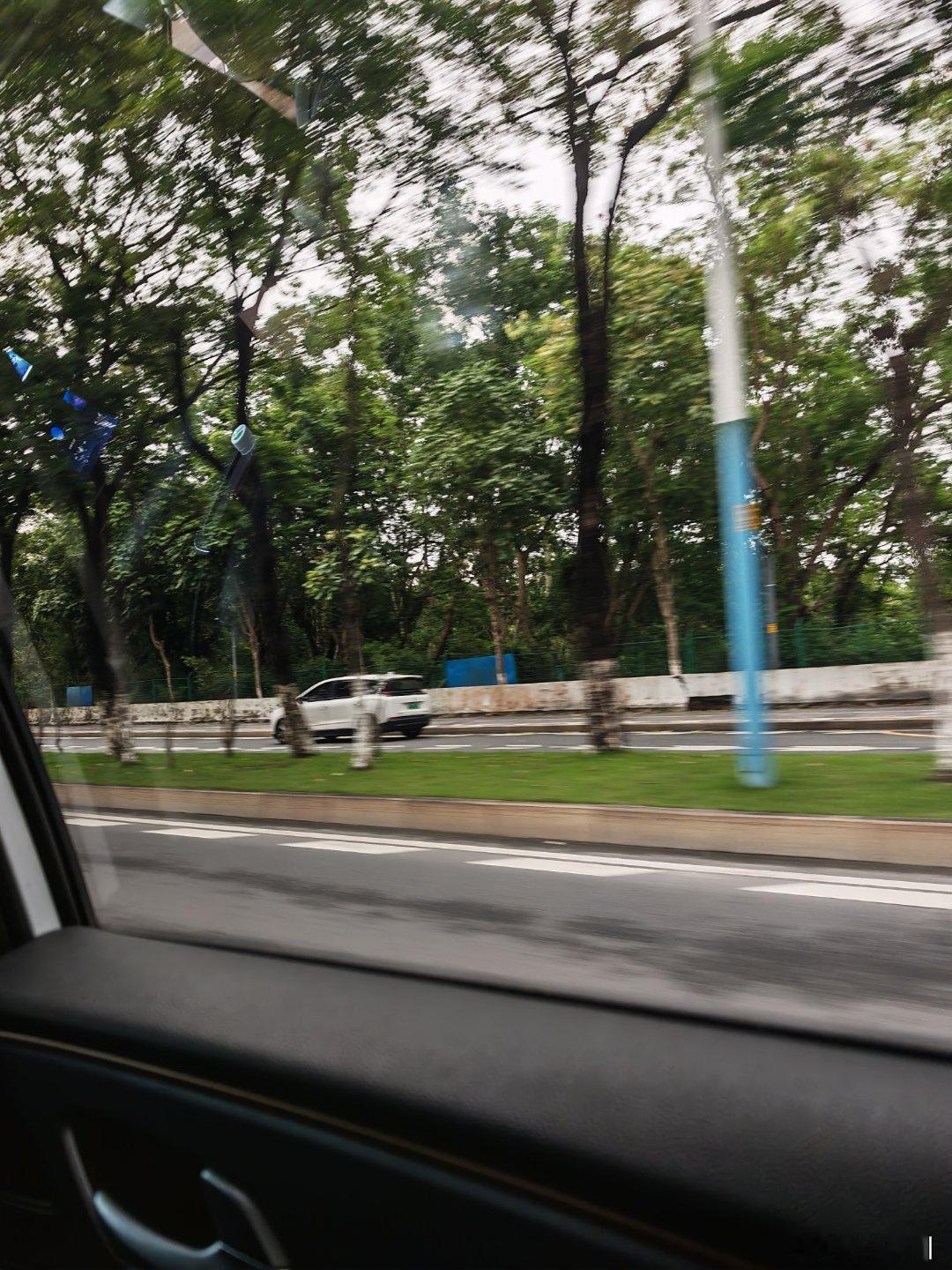 今天打滴滴，遇上了一个分享欲特别强的司机大哥，边开边解说：“哎，你看这个树比别的高那么多。”“这还有个公厕，我去。”这其实让我有一种不安感。因为他对这些司空见惯的事物表现出的好奇心，让我产生一种“他在开车这件事上很不专业”的感觉。这也引起了我的反思：刚到一个新环境，要多深沉，少说话。如果上来问了很多小儿科问题，可能会留下很差的第一印象。日常校园v计划