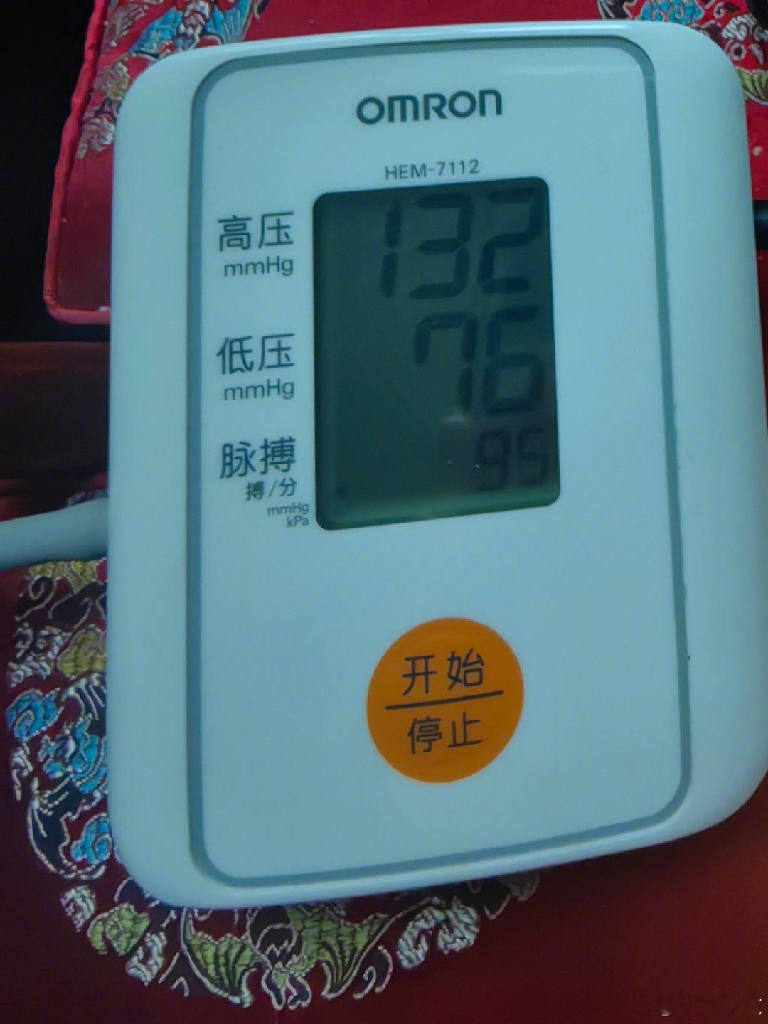 8月17日周一，休息的一天。梦里给“博士后”对下联，起夜时还在对，但都不满意。早上血压正常，体重跌回180。早饭喝豆浆吃几块小船酥，上午写日记，幼圣跟姥姥出门，把小自行车又骑得掉链子了。中午吃三文鱼，喝杯黄酒。午睡时乌云躲在炕头窗帘后。晚饭烙饼小米粥。晚上张导闪送来五常大米。晚安啦亲！ ​
