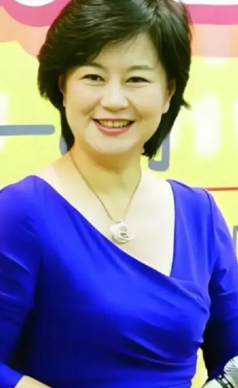 1999年，鞠萍向丈夫提出了离婚，丈夫同意离婚，却让她二选一，孩子和财产只能带走一样！鞠萍一听当即就清楚他内心的算盘，但她不忍孩子留在这里，最终选择带走孩子。

主要信源：（青春娱乐网——不顾父母反对嫁给穷鞋匠，却在7年后离婚的“鞠萍姐姐”，后来如何了?）

鞠萍1966年生于北京，祖籍山东荣成。