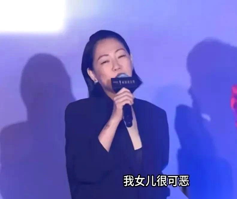 娱乐节目的采访镜头里，徐熙娣又把矛头对准了自己的老对手林志玲。
她当着主持人的面咬着牙放话：全天下都在夸我二女儿漂亮，但最可恶的，是别人非说她是林志玲生的！
“难道我长得很丑吗？为什么不说那是我的女儿？”
在台上跟林志玲比美比了大半辈子，徐熙娣怎么也没想到，这出比拼的续集，居然落到了自己亲骨肉的身上