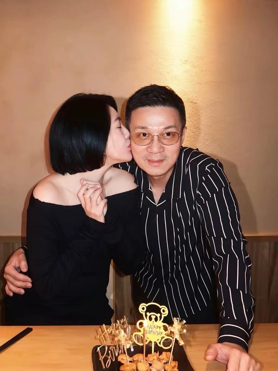 小S在家中举办家宴，为56岁许雅钧庆生。小S闭眼亲吻丈夫脸颊，许雅钧神情淡定，夫妻同框也辟谣婚变传闻。 ​