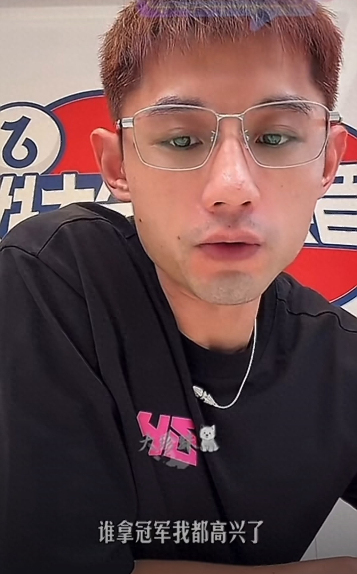 林诗栋颁奖被女观众挑衅羞辱！王楚钦黑脸摘掉银牌，两人双双被骂，张继科一句话点破真相。

这几天一刷手机，这件事怎么也绕不开，说实话，看到比分的那一刻，我愣了好几秒。

事情发生在2026年9月28日，爱知·名古屋亚运会乒乓球男单决赛。

场上两个人都是国乒自家兄弟，21岁的林诗栋对阵卫冕冠军王楚钦，