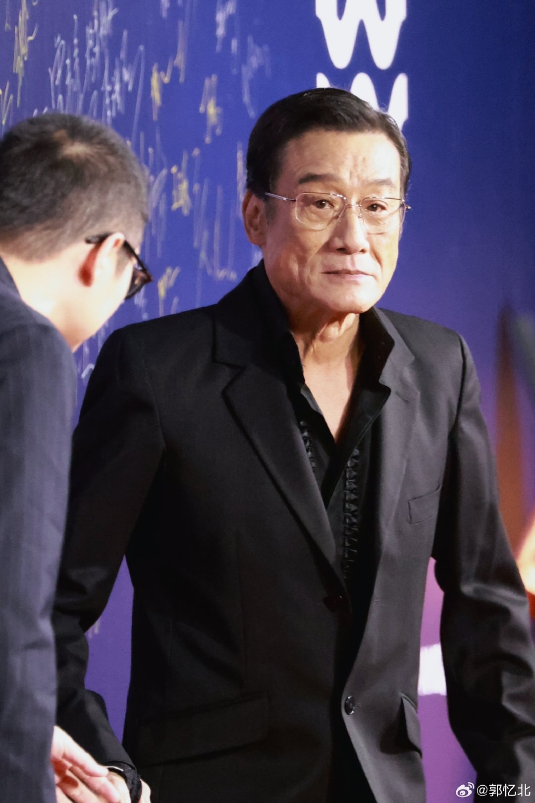 #梁家辉[超话]# 
2026.9.7海浪电影周
喜欢外简内繁的黑色。
“想起你，我的诗中就扬起好听的声响。” ​