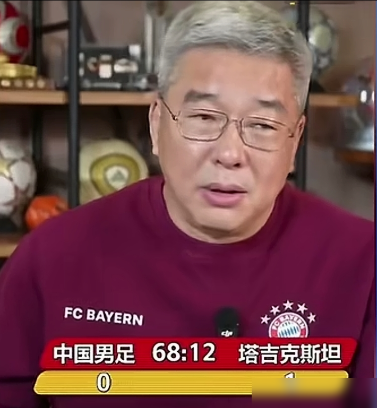 三连败，输塔吉克斯坦，刘建宏直接开炮：下课吧，教练组已经失控了。
0-5惨败巴勒斯坦那场，韩乔生也没给留面子，说邵佳一这骂你得受着。足球不是纸上谈兵，你觉得战术行，得看球员能不能落地。董路更狠，说他过度自信，玩传控玩脱了。
但徐亮不干，直播里怼回去：一场正式比赛没踢就下课？热身赛能定生死？
邵