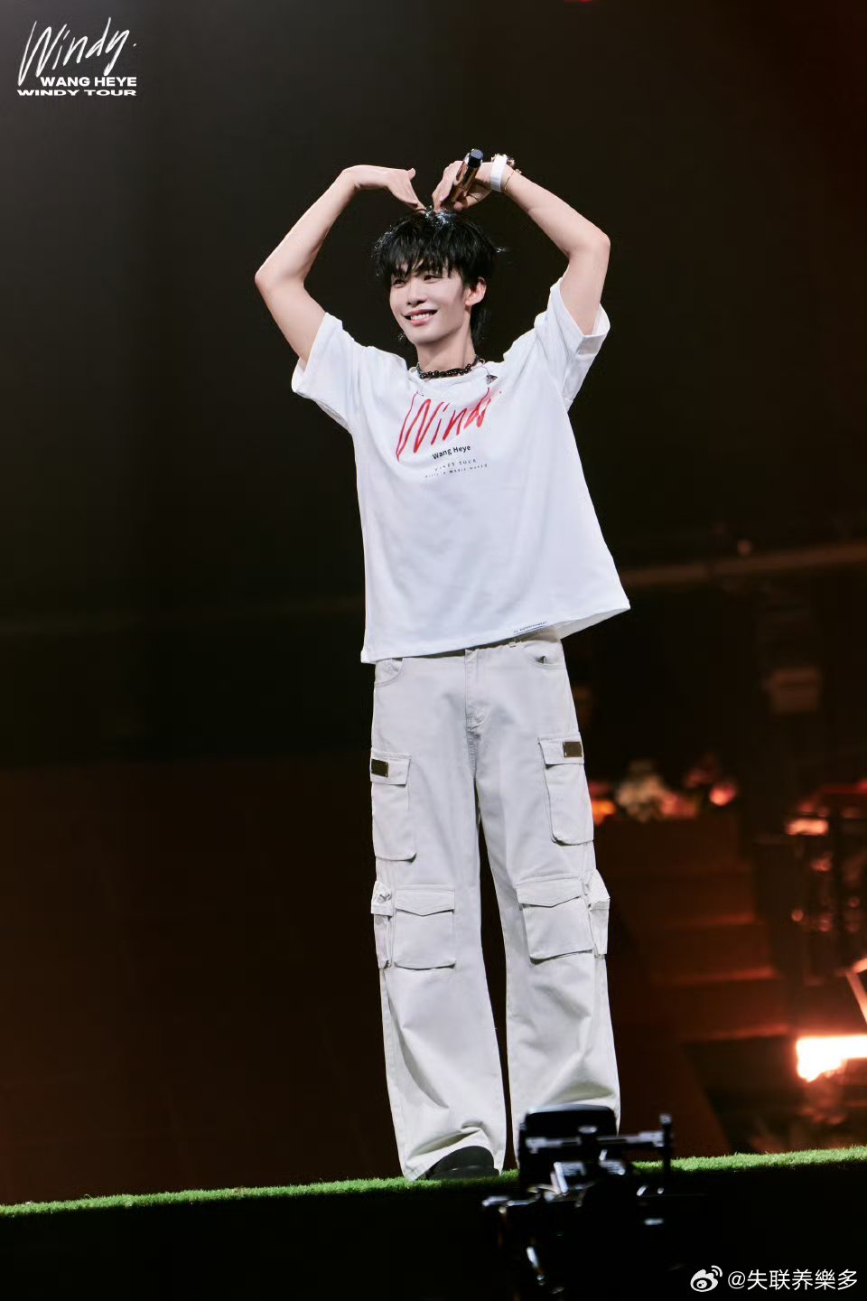 #小沈阳余文乐给王赫野送花篮#
合肥站哥哥们又给野子送花篮了！ 是会延续到节目外的情谊 披哥大家庭的氛围也太好咯[馋嘴] ​