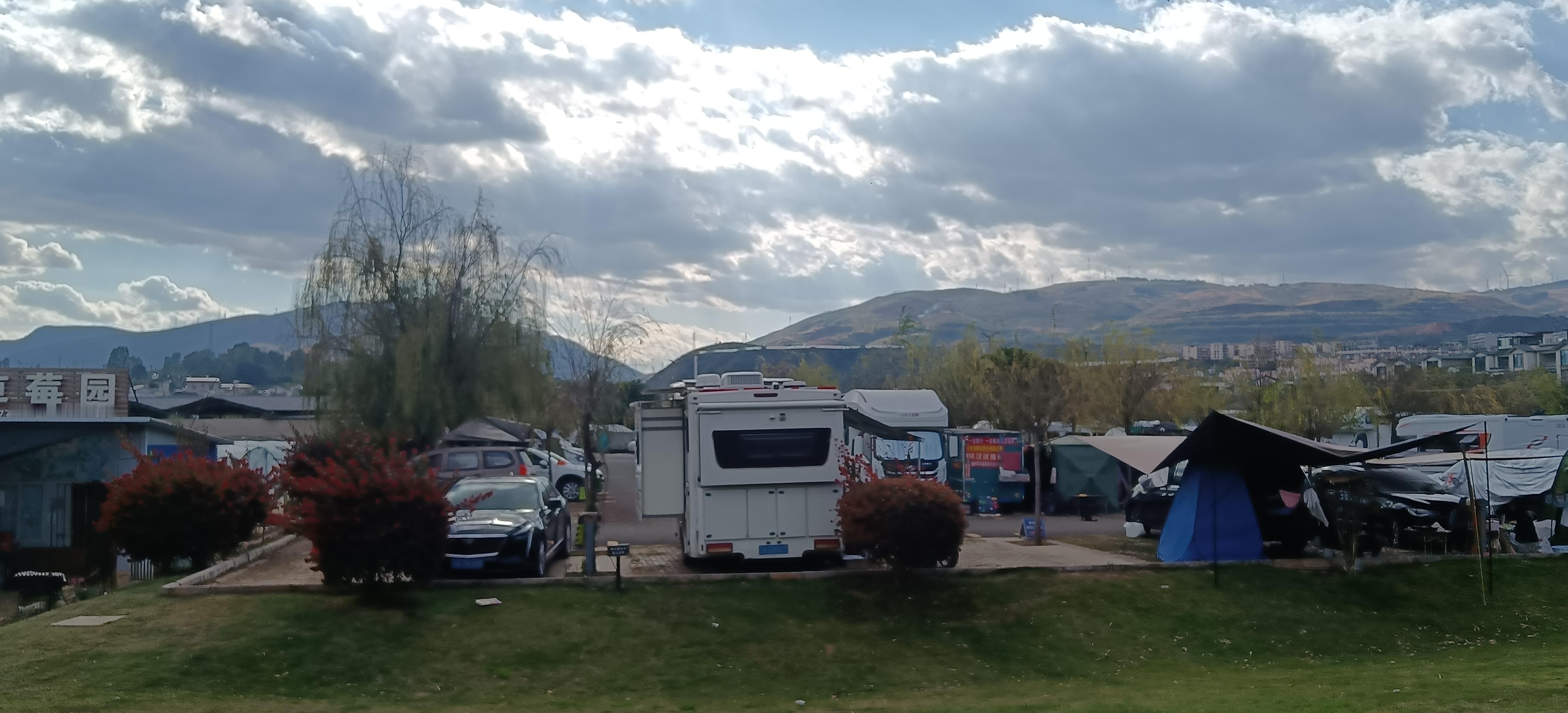 我们开着房车旅行的核心目的是打破传统出行的空间与时间限制，想走就走，想...