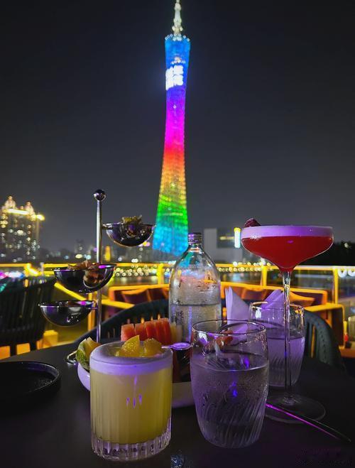 广东的夜生活，真的很丰富。 
除了酒吧和夜店，大排档才是灵魂所在。 
晚上九点之后，街边的各种排档就热闹起来了。 
炒螺、烤生蚝、椒盐濑尿虾……就着几瓶啤酒，能和朋友聊到深夜。 
#刘嘉玲对朋友真的好# ​