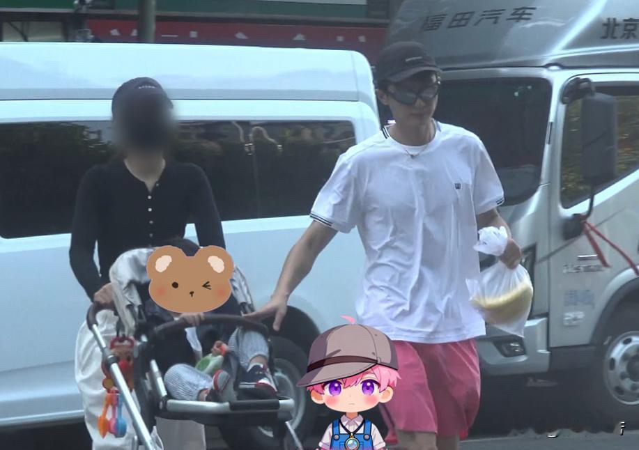 白宇帆被曝隐婚生子，晒一家三口我们仨官宣当爸

被拍到带娃出游两天后，白宇帆一句&34;我们仨&34;直接官宣当爸。

10月28日，八卦媒体放出视频：白宇帆打完球后过马路接上一名女子和幼童，一家三口去了公园，他把孩子放上蹦床、在攀岩墙下弯腰托脚，湖边两人一人一边举手机拍照，出园后拐进卤味店买了吃的，一起回住处