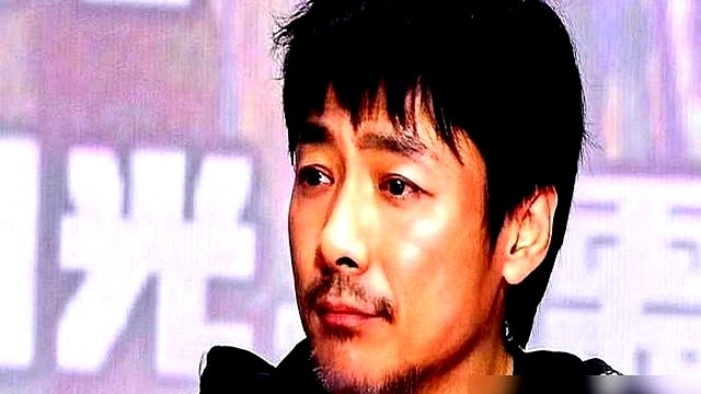 拍《潜伏》那场戏，祖峰主动求孙红雷真打，千万别收着。

一巴掌下去，脸当场就肿了。导演没喊停，祖峰硬把眼泪憋回去，一个转身，把特务的阴狠和屈辱全钉在那个眼神里。李涯这个反派，就这么立住了。

别人演坏人靠吼，他靠收。台词不多，连走路都透着算计。

新剧《交锋》里他演朱应甲，更老辣克制，直接被观众喊作