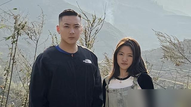 李勒优搬出去了，百万粉账号掉了，晋妈直播亲口说停了她好几个月零花钱。
当初《变形计》里那个山里丫头，被这家人接进城，叫妈叫得全网掉泪。现在呢，在面馆帮忙没固定工资，出镜拍视频给家里引流，账号收益挂在崔晋名下，房子铺子也没她的名。
崔晋私信里怀疑李勒优买水军黑自己，转头又说“钱都拿来买车开店了”。