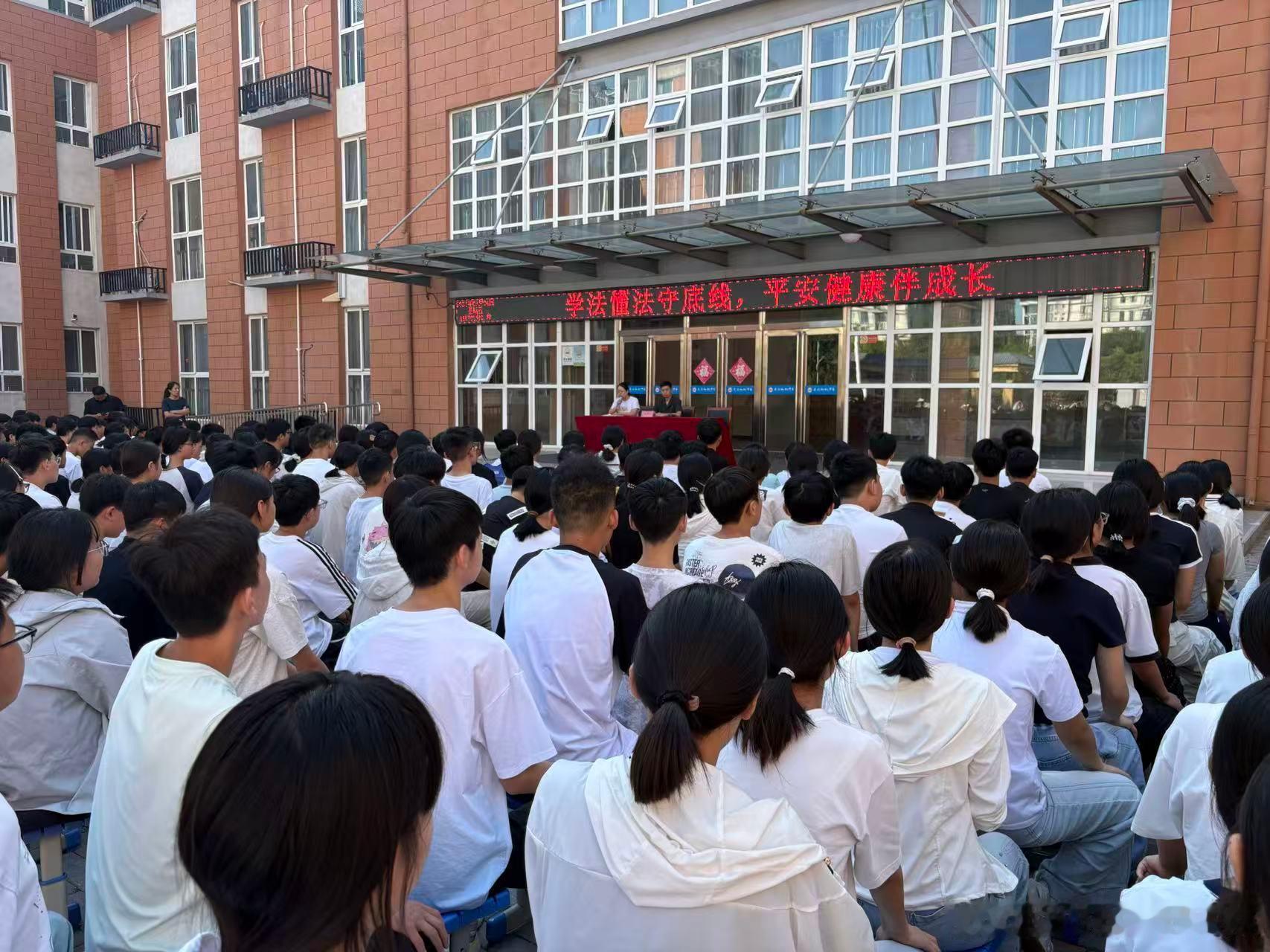 #送法进校园# 【法润封丘 | 金秋开学第一课 法治护航伴成长】
金秋开学季，法治护成长。为进一步加强未成年人法治教育，切实增强未成年人法治观念与自我保护能力，筑牢校园安全防线，9月4日，封丘县人民法院两名法治副校长分别走进包联学校，为师生们讲授开学法治第一课。
封丘县黄池中学 
在封丘县黄 ​