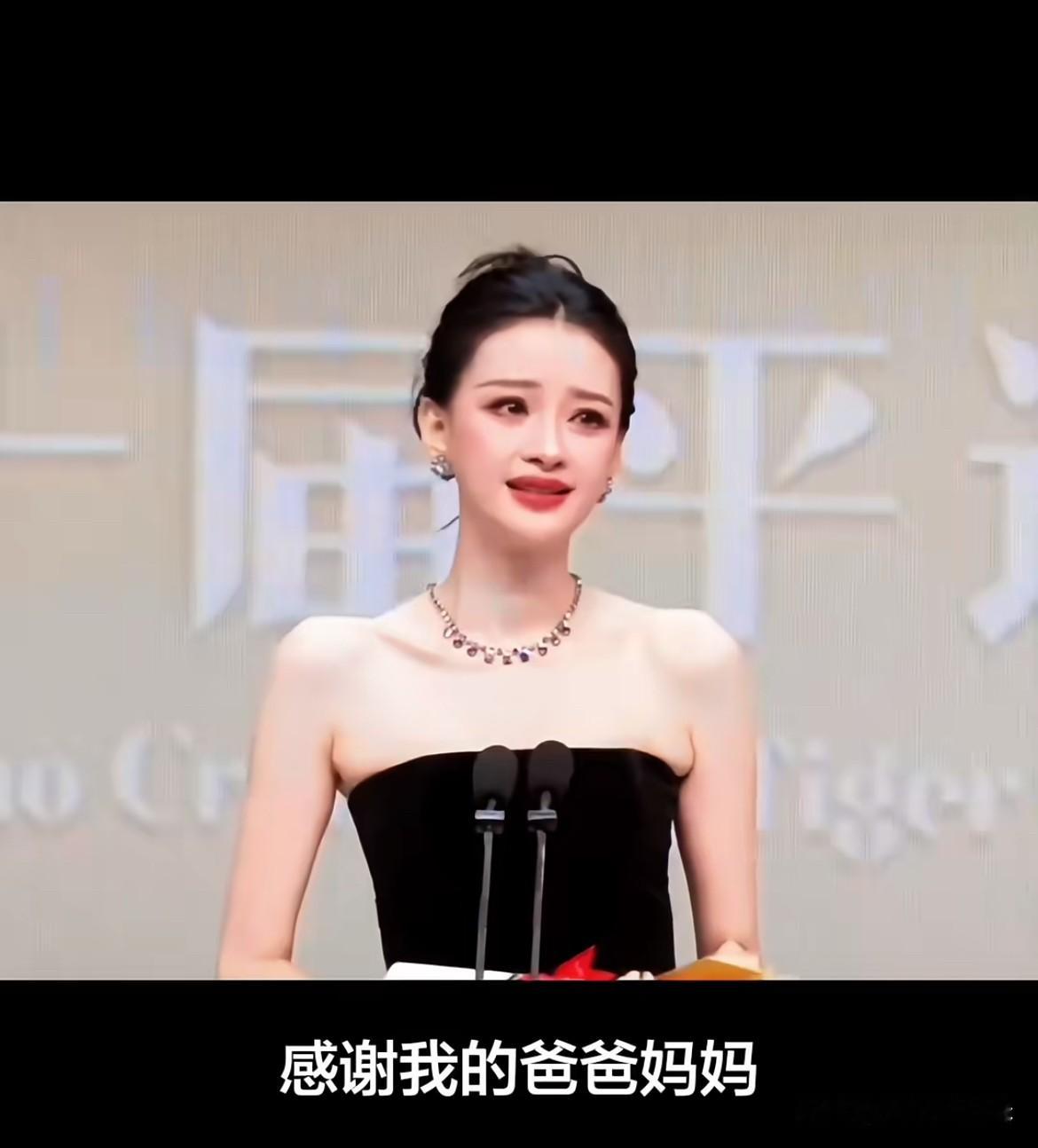 男主角给了孙怡一个飞吻😘
董子健就坐在旁边[笑哭][笑哭]，刘昊然都替兄弟尴尬😅！在和孙怡一起出现的时候，董子健总是比平时帅很多，他的感情还是有的，不然不会这么深情的看着孙怡。这个奖含金量咋样啊？不主流，但是圈内有点认可度，而且的确是越来越好！比较边缘化的一个电影节。
孙怡这么说的话，孩子应该是孙怡