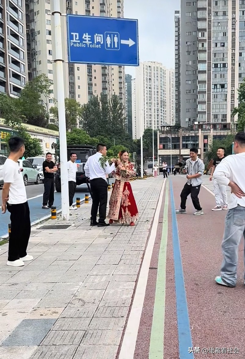 婚闹现场，新娘看不下去了，敢闹我老公？那你算是踢到铁板了！
这一刻，新娘的光环比婚纱更耀眼。