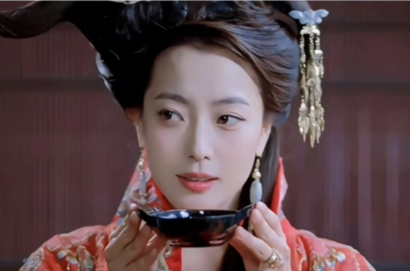 拍电影《战国》时，景甜21岁，金喜善32岁。

单看景甜饰演的女一号田夕，标准的瓜子脸，美的张扬夺目。

可当金喜善饰演的女二庞妃一登场，才明白何为“天外有天”。金喜善不愧是“韩国第一美女”，美得周正端庄、韵味悠长。

虽是绿叶女二，戏份不多，但却比女主景甜更抓人眼球。

论外貌气质，大家觉得金喜善