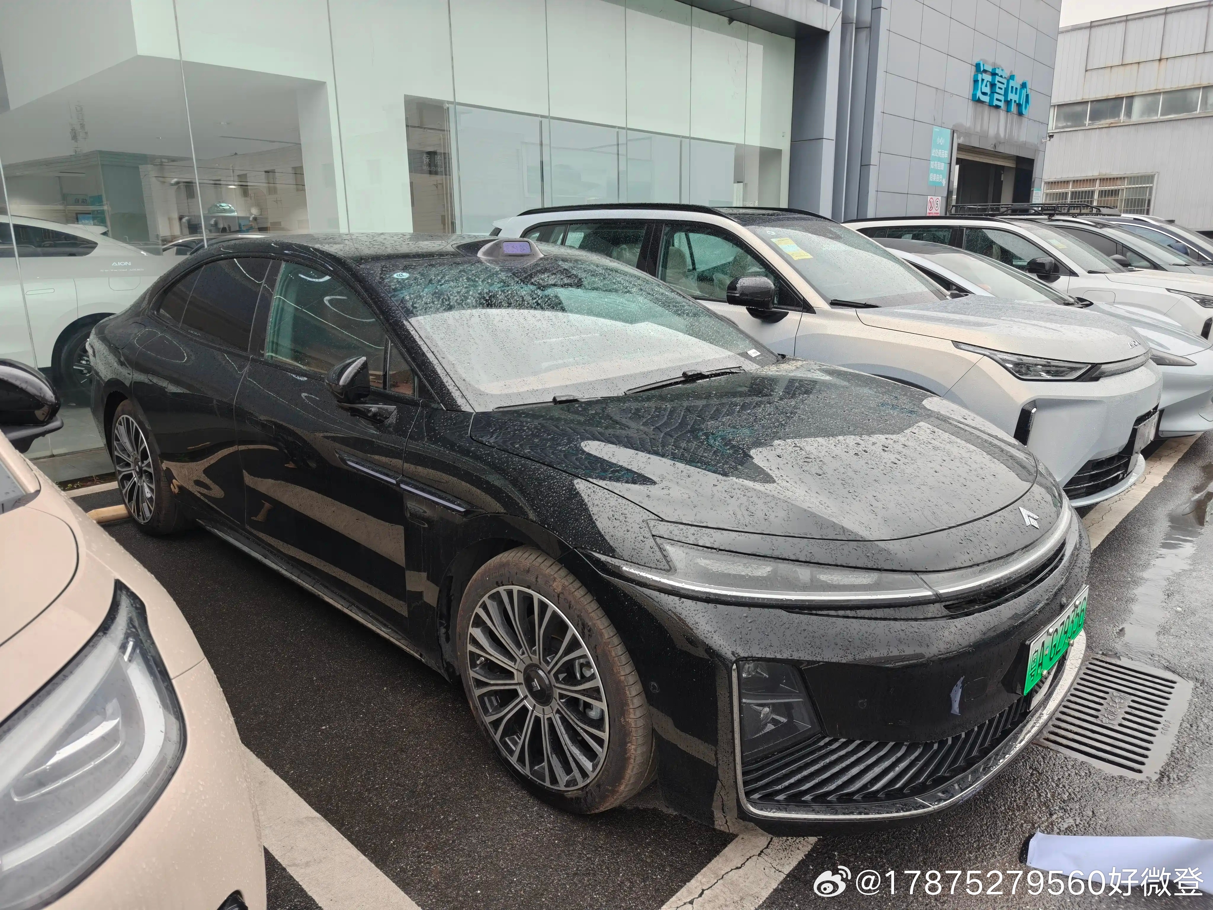 开学季，昊铂A800不仅是代步工具，更是孩子成长的可靠伙伴。它宽敞的座舱能轻松装下书包、水壶、饭盒袋等所有开学装备，纯平地台让安全座椅安装更便捷。早晚高峰接送，华为乾崑ADS智能驾驶系统辅助应对拥堵，让家长更从容。车内鸿蒙座舱支持多设备协同，后排孩子可通过独立触控屏观看动画，长途旅行不 ​