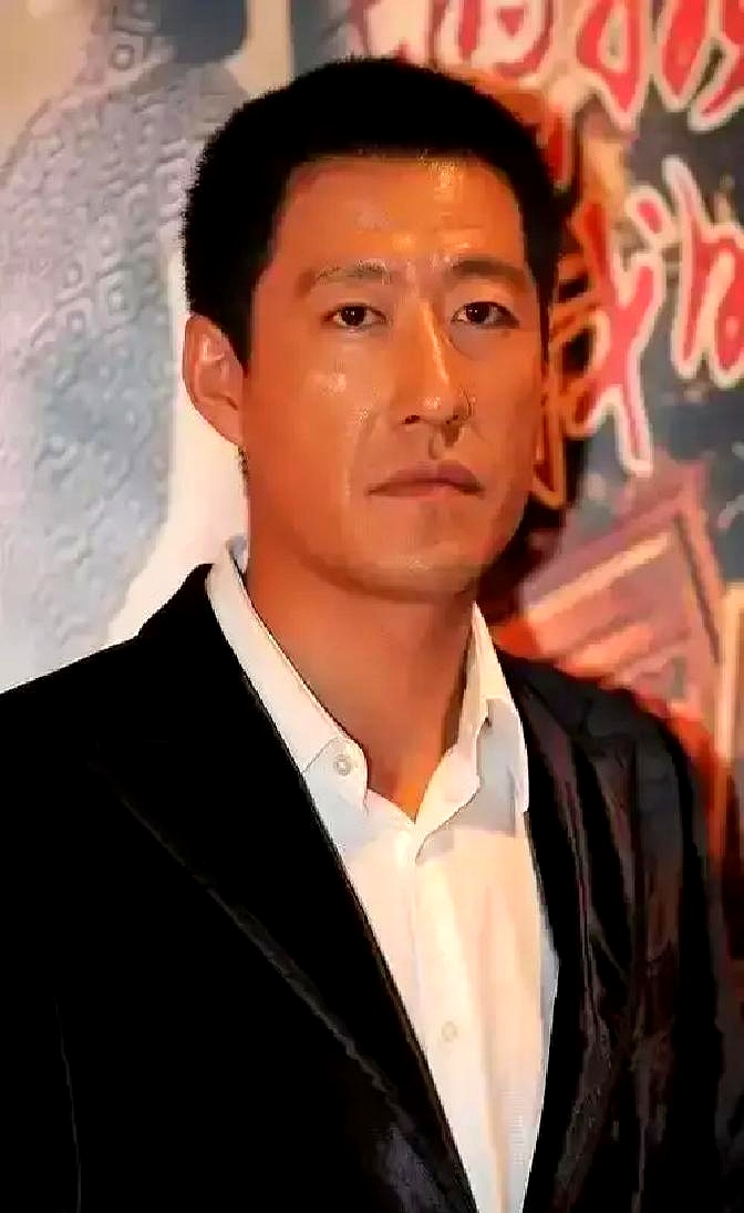当年闹得全网沸沸扬扬的于震“家暴门”，真相其实憋屈得很
 

前妻方柏霓晒出淤青照，控诉怀孕时被于震用凳子砸到流产，直接把这位硬汉演员钉在“家暴男”的耻辱柱上
 

结果医院诊断书一出来，发现女方流产是在领证前两天，属于自然流产，可两人婚后第一次起争执，是在流产整整十天后，时间线根本对不上
 

至