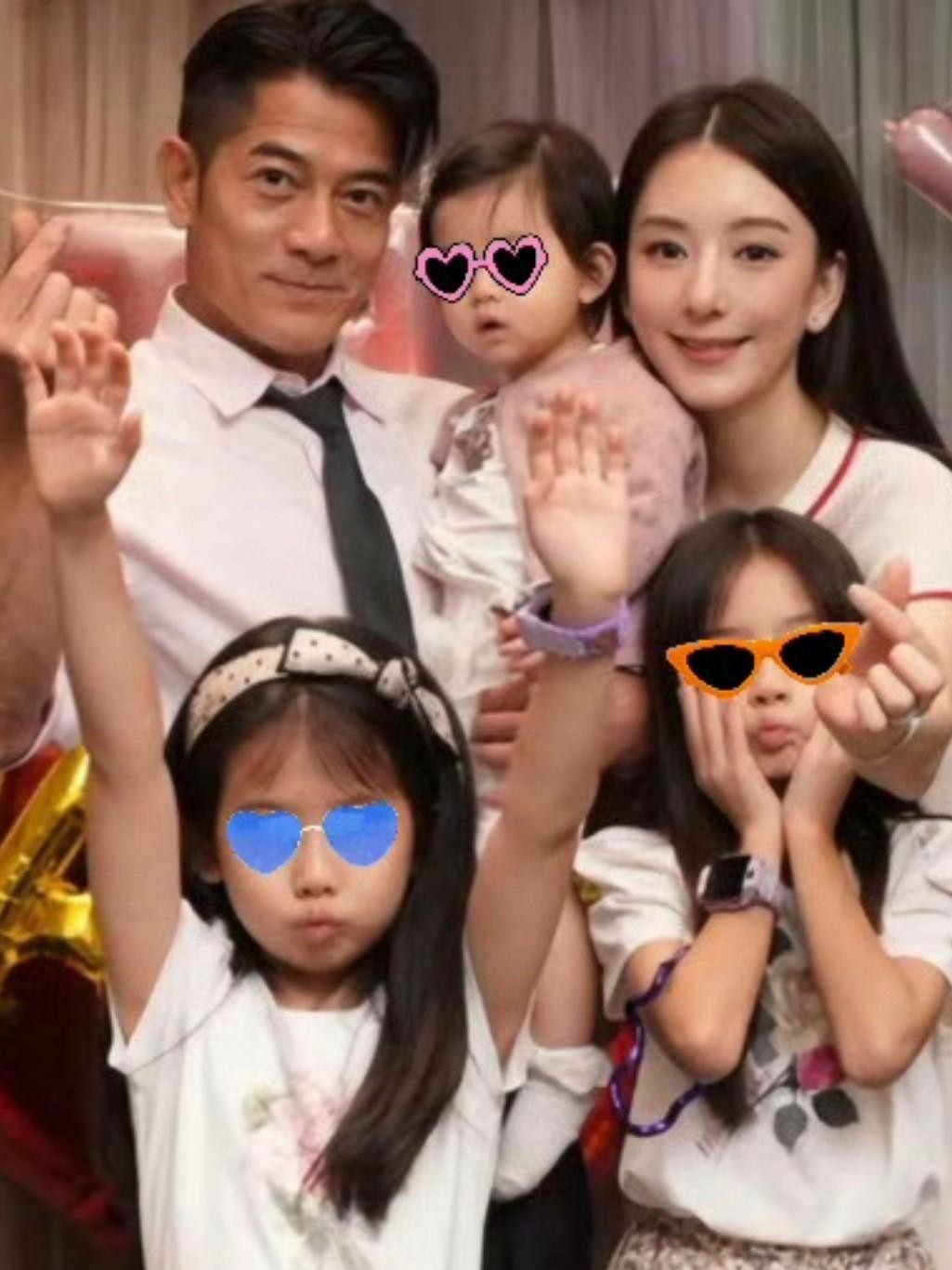 方媛晒全家福为老公庆生，郭富城61周岁了！9岁大女儿和7岁二女儿站在前面搞怪卖萌，老郭怀里还稳稳抱着才刚满一岁的小闺女，方媛依偎在一旁，这五口之家的阵仗，确实把不少人看愣了。

当年俩人刚在一起那会儿，网上一片冷嘲热讽，什么“鞋子合不合脚”的陈年老梗被翻出来调侃了个遍，多少人都等着看笑话，谁能想到日
