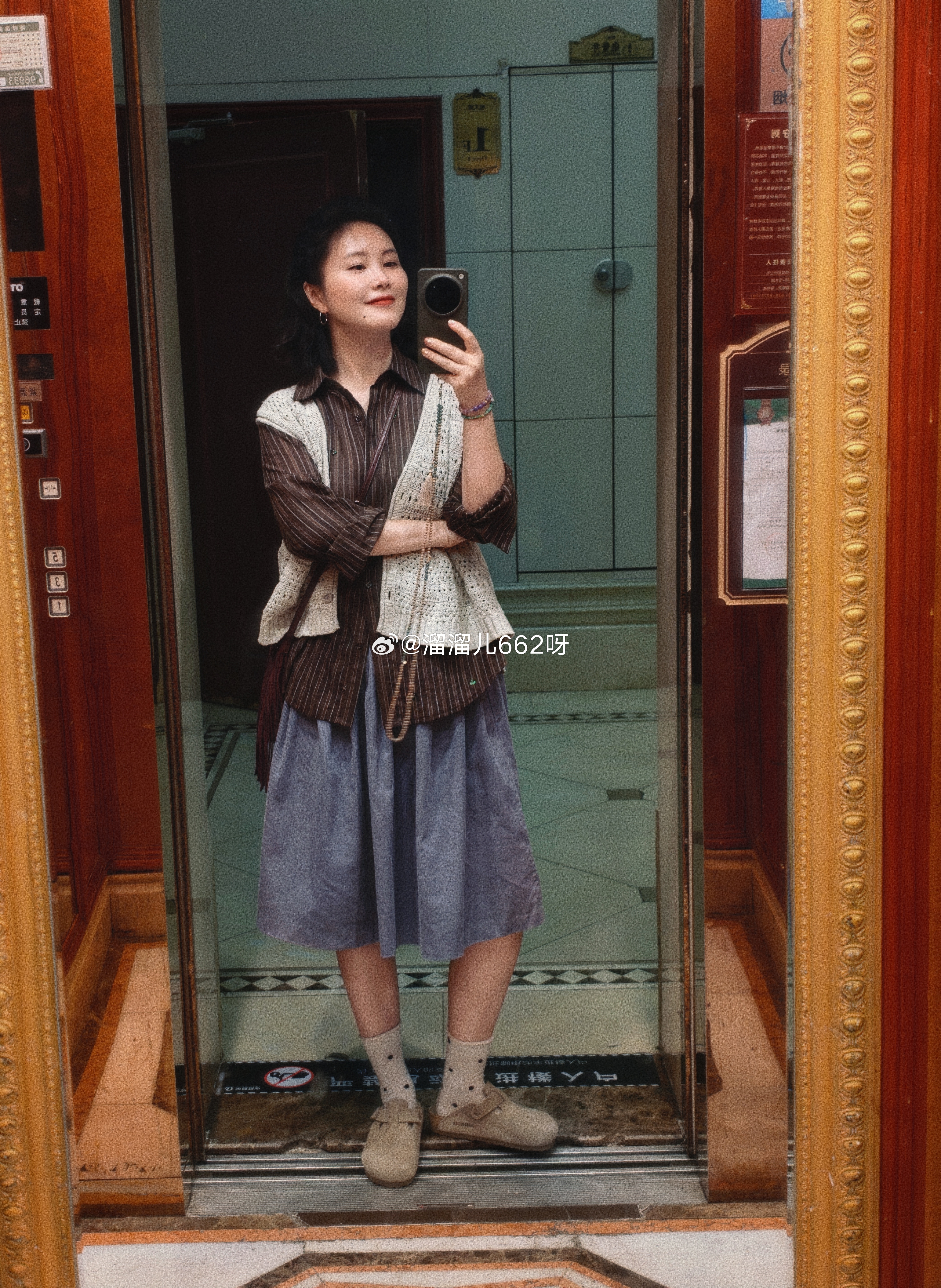 哈哈，今天来点不一样的今天穿什么ootd 装嫩到底 看照片才发现，一宝才一岁7个月照相都有我一半多高了呢 ​​​