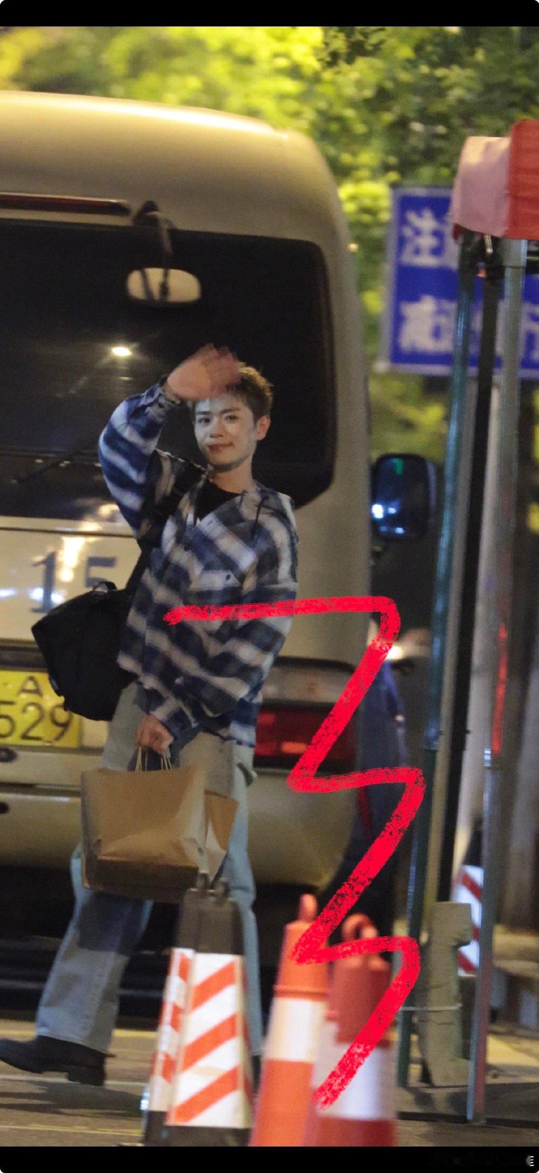 #收or出图包fo[超话]#  出王传君曹骏陈若轩下班 ​