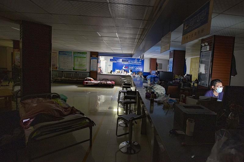 49岁男人医院留观室自尽，家属索赔86万，法院判了：医院是好意施惠，不赔！

😰

输液结束疼得走不动路，求护士让在留观室歇一晚，护士心软答应了。

结果凌晨两点，他用仪器电线套脖子坠床窒息身亡。

妻子哭诉：“当晚但凡有人去看一眼，他可能都不会死！”

可法院说，输液结束诊疗就完成了，留观室是免费