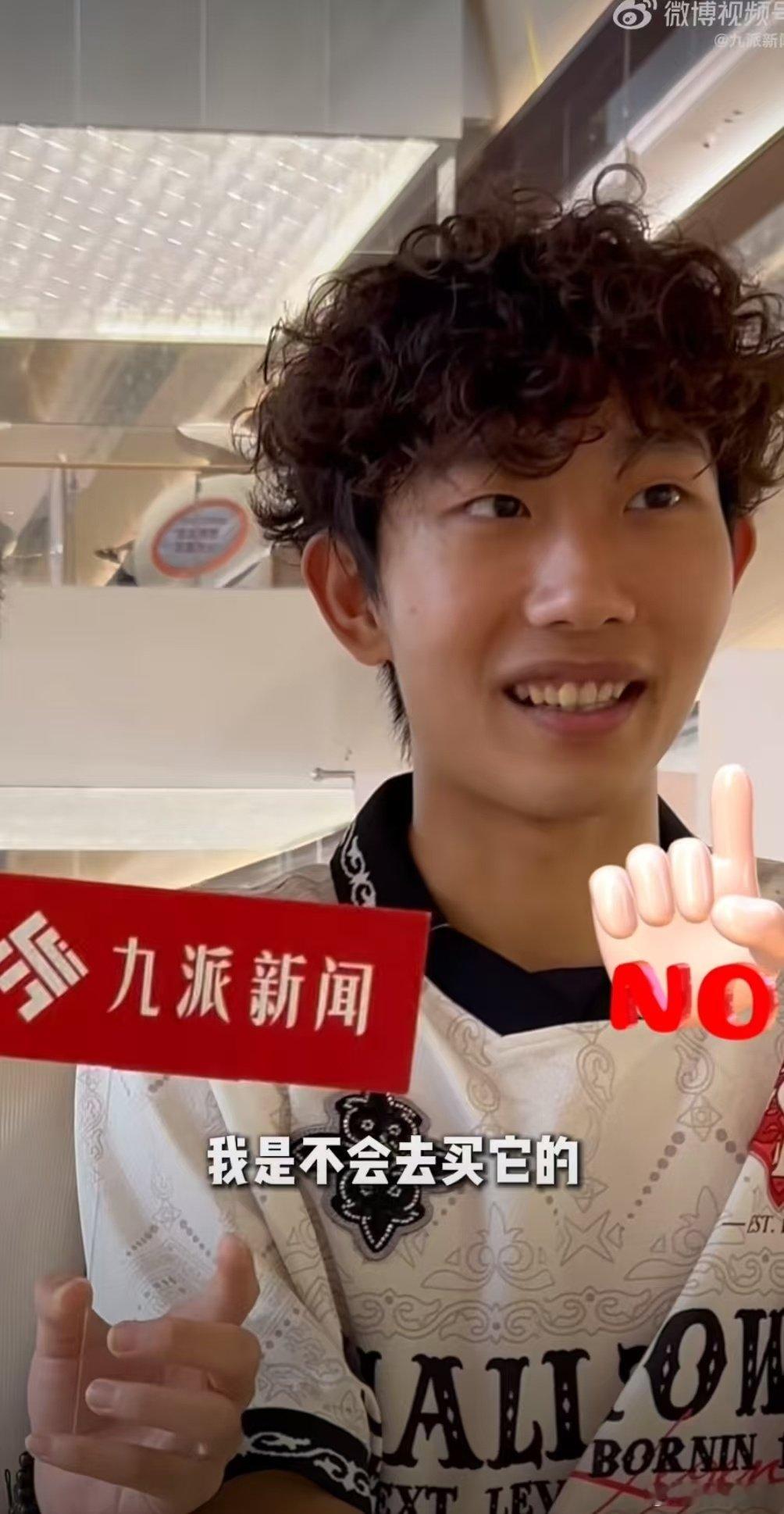 #苹果手机破发00后谈手机涨价潮# 在整体手机涨价的大环境之下，00后慢慢养成了按需消费的习惯，只要手上旧手机还可以正常使用，就不会急着花钱更换新机。 #武汉一00后称不会把手机当身份标签# ​