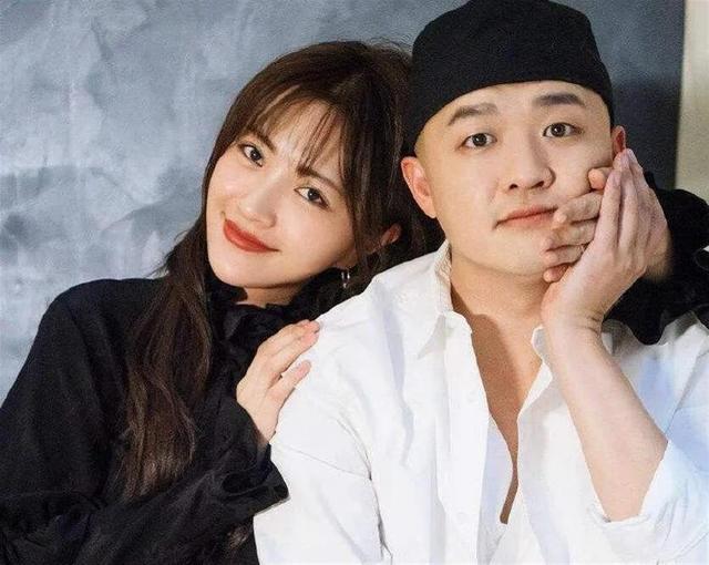 出轨风波后，包贝尔和包文婧被拍同游，恩爱秀拍照！

网友直言：越恩爱，越像演的。

包贝尔此前被拍到疑似与美女同住酒店，疑似出轨，风波之后，无论是包贝尔还是包文婧都没有对外解释。

最近有网友拍到两人出行旅游，该网友表示两人看着很恩爱，看向对方都是满满的爱意。

不过，很快就有网友质疑，恩爱这种事不