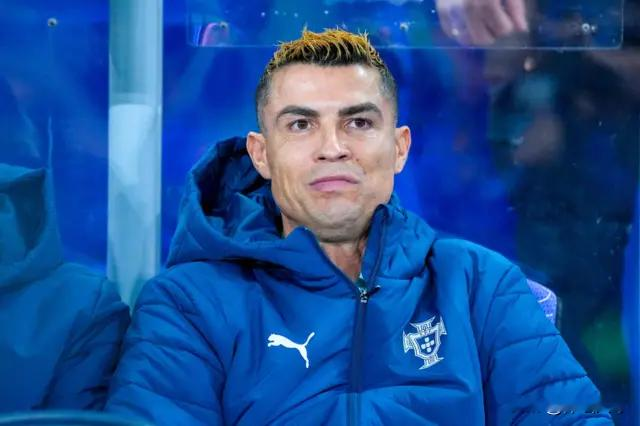 4-2赢球没人聊？C罗离队风波抢走全部头条！

凌晨欧国联，葡萄牙客场4-2丹麦，豪取3连胜。结果比分还没热，C罗离队直接刷屏。

导火索很直接：
对挪威，热苏斯把C罗放替补，且没给登场；C罗赛后直接回更衣室，没谢场。
随后发布会，热苏斯又提前说：对丹麦也不首发，还强调“特殊地位，但规则对所有人一致