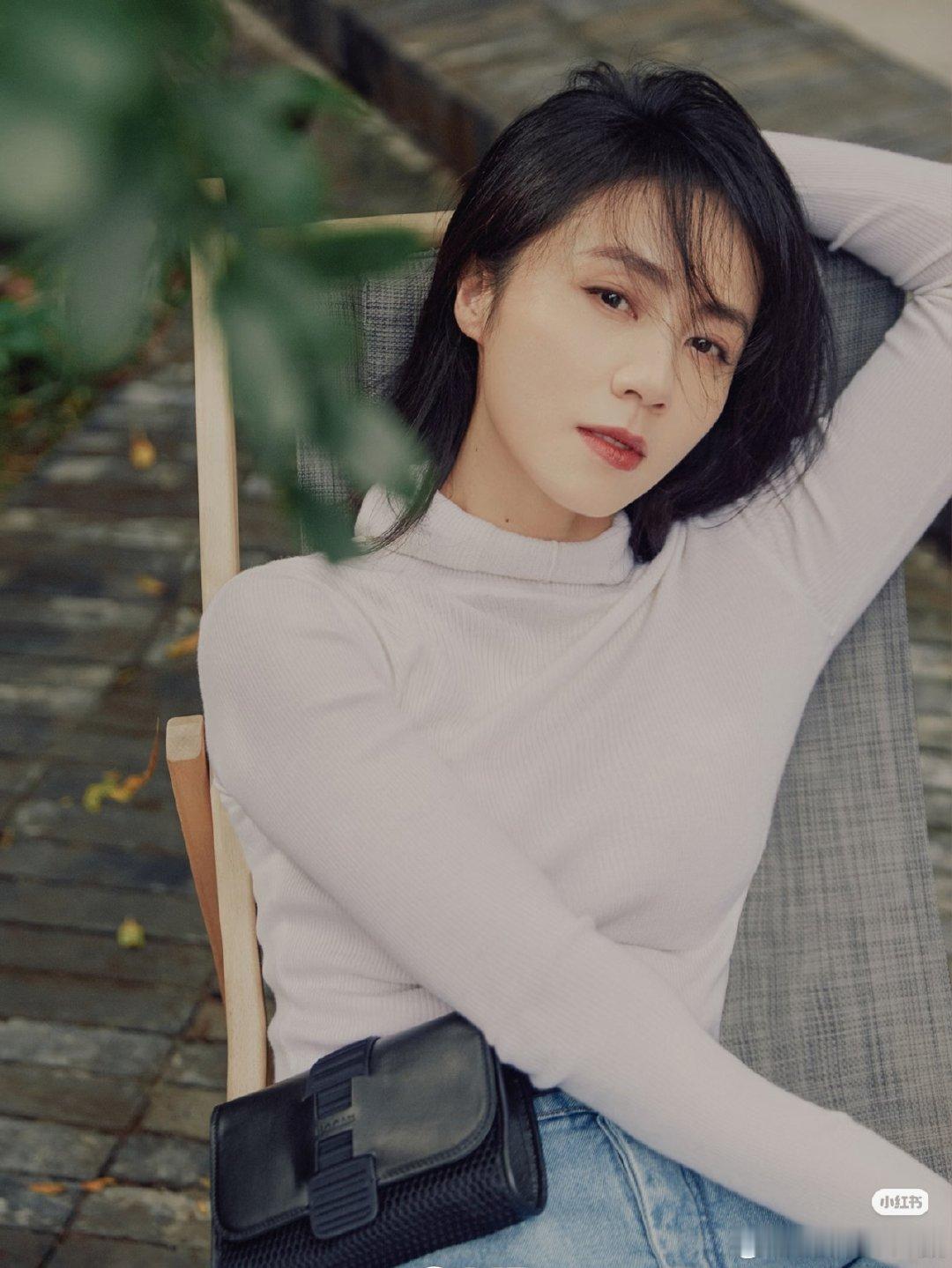 #黄多多太像妈妈了#

翻看照片很容易恍惚，多多不只是五官轮廓和孙莉高度重合，流畅的脸型、淡淡的清冷感，还有那份安静从容的文艺气质，都带着妈妈的影子。
像是时光轮回，我们透过她，看见了少女时期的孙莉。这种相似不止皮相，是沉淀在骨子里的舒展温柔，真的很奇妙。 ​
