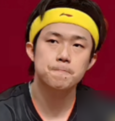 王楚钦亲口说，现在打球的环境像慢性毒药。
亚运会男单决赛他0比4输给林诗栋，拿了一堆银牌。赛后采访他直接把话挑明：累，找不到以前享受打球的感觉了。团体、混双、单打全扛着上，身上贴满肌贴，肩颈带伤，可他说最要命的不是身体。
是外界。赢球是本分，输球是罪过，私生活被扒，饭圈那套东西全糊到脸上。他说得